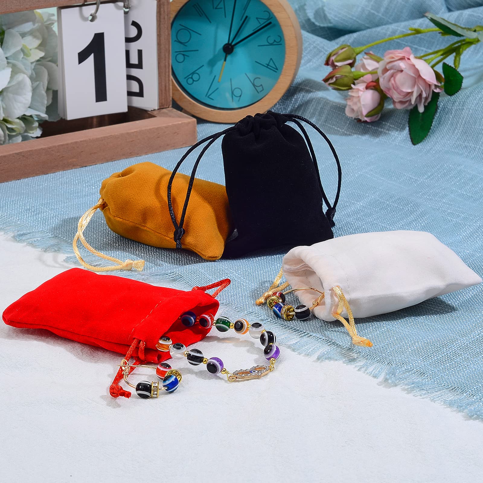 BEEFLYING 40pcs Christmas Velvet Bags with Christmas Burlap Packing Gift Bags for Christmas Party Candy Wrapping - Image 4